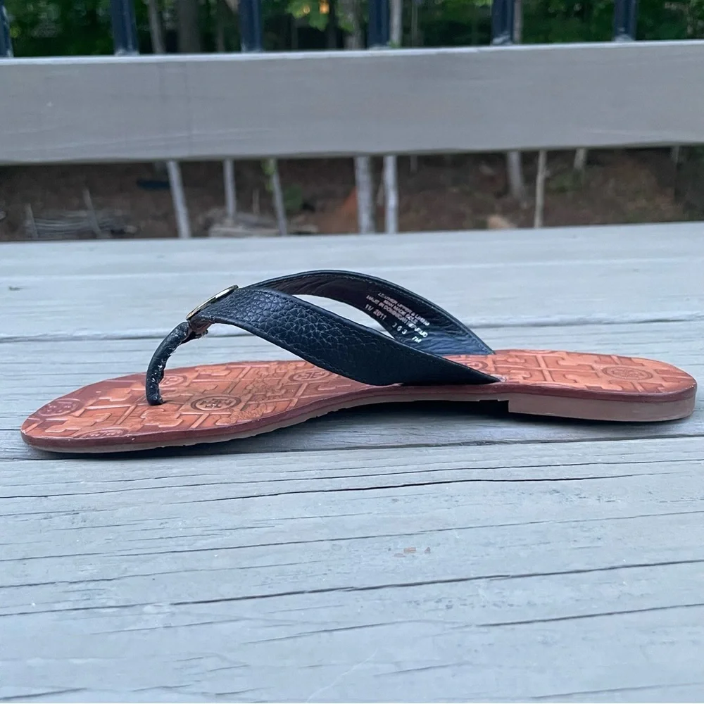 Tory Burch Thora black leather flip flop sandals size 7 M